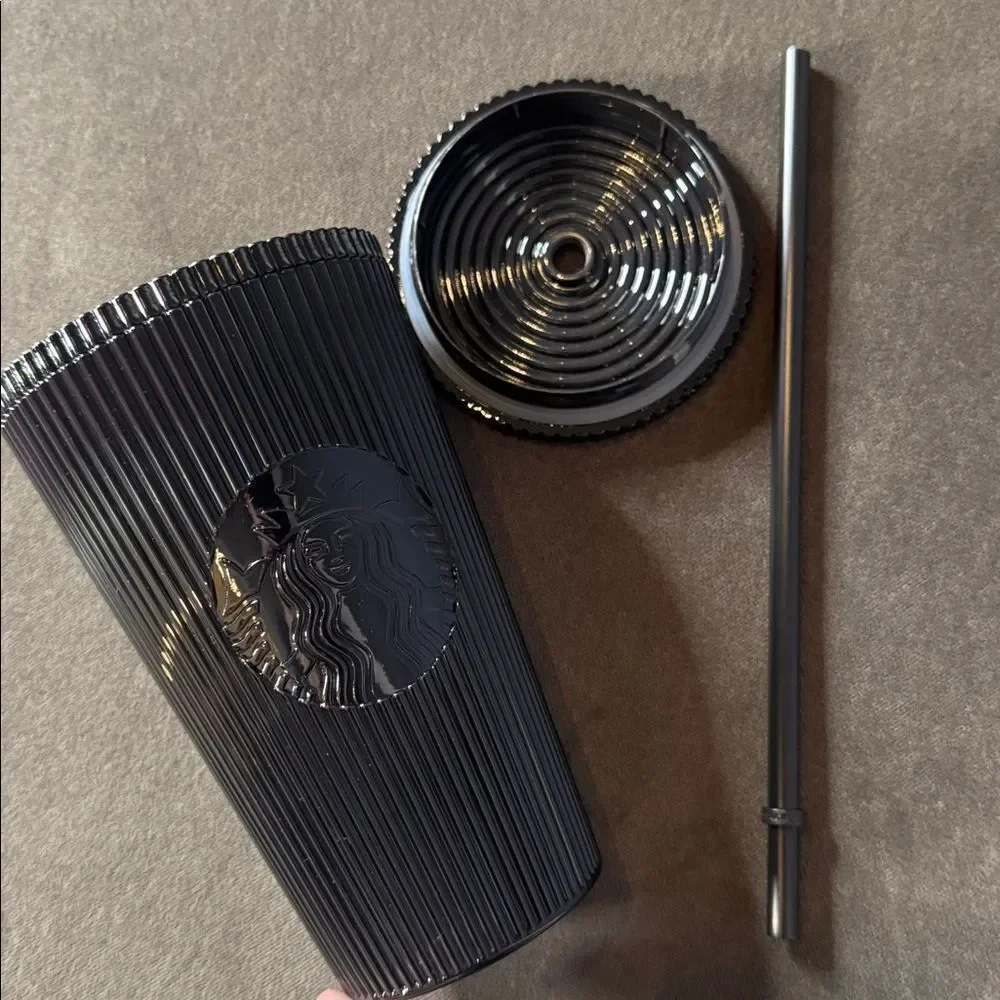 Starbucks 2024 Metallic Black Ribbed Textured Pleated Tumbler 16 oz Grande NEW